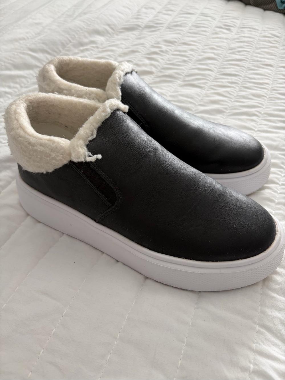 Nine West Black Slip-On Faux Leather Ankle Sneakers with Cream Sherpa Collar